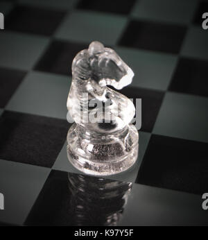 Glas Knight Chess Stück Stockfoto