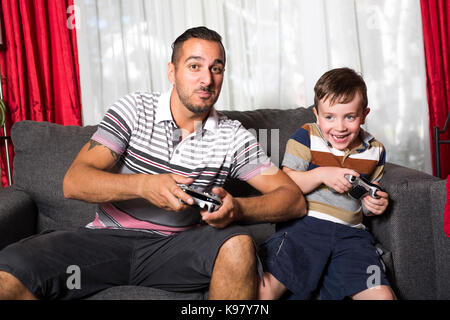 Vater und Sohn spielen Videospiel Stockfoto