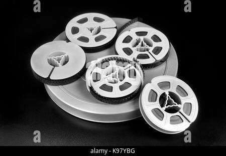 Alte Zeit 8mm Film und Filmkanister in Schwarz und Weiß. Stockfoto