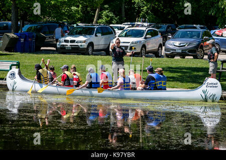 Gruppe von Besuchern auf ein Kanu auf ein Tag Sommer am Point Pelee National Park empfangen Anweisungen, bevor Sie eine Kanutour, Leamington, Ontario, Kanada. Stockfoto