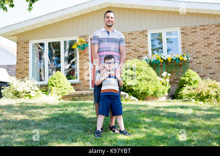 Portrait von Happy Family im vorderen Haus Stockfoto