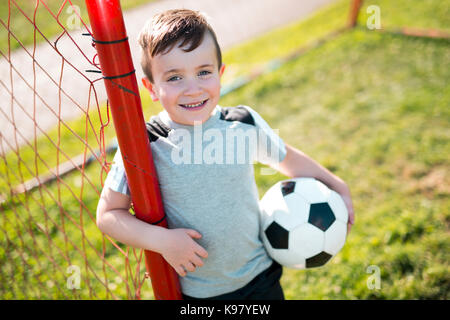 Junge caucassian Fußballspieler Fußball Stockfoto