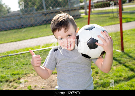 Junge caucassian Fußballspieler Fußball Stockfoto