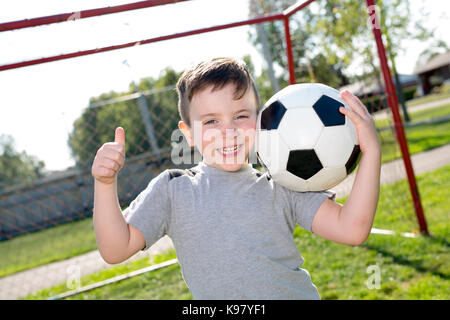 Junge caucassian Fußballspieler Fußball Stockfoto