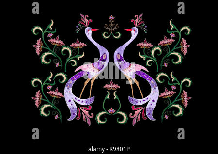 Stickerei stilisierte Vögel unter den Zweig mit lila Blüten und Blätter auf schwarzem Hintergrund Stockfoto