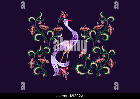 Dunkelblauer Hintergrund mit gesticktem stilisierter Vogel unter Zweig mit Blüten und Blätter Stockfoto