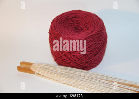 Webstühle, Webstuhl Armaturen, gewebte Schals, farbige Garne weißen Hintergründen Stockfoto