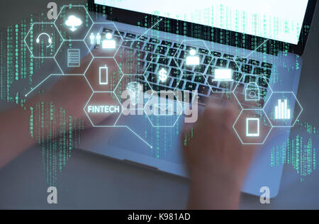 "Fintech' Wort auf digitalen virtuellen Bildschirm mit männlichen Händen Eingabe laptop Hintergrund. Hi-tech Business Konzept. Stockfoto