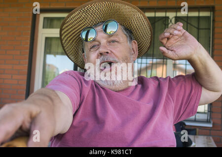 Portrait von bärtigen Gesang älterer Mann, selfie mit Vergnügen Stockfoto