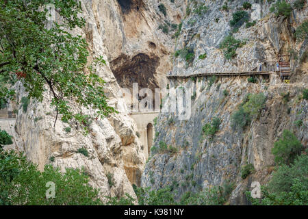 El Caminito del Rey Wanderweg mit Touristen Stockfoto