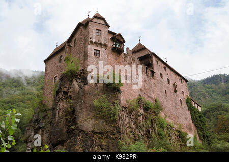 Das Castel Roncolo (Schloss Runkelstein) in der Nähe von Bozen in Südtirol, Italien, eine mittelalterliche Burg auf einem Felsvorsprung thront. Stockfoto