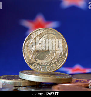 NZ 1 Dollar Münze mit Hintergrund der nationalen Flagge. Stockfoto