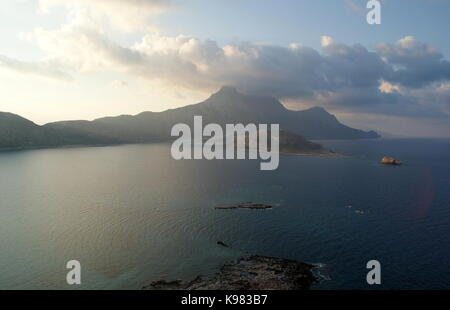 Blick über das Meer von der Spitze des Imeri Gramvousa bis Cape Gramvousa, Kissamos, Kreta, Griechenland Stockfoto
