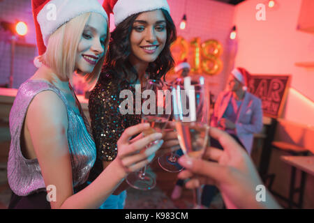 Freunde klirren Gläser Champagner Stockfoto