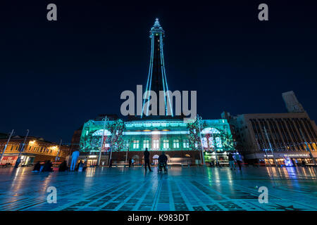 Blackpool Tower ist Abends beleuchtet während der Illuminations Stockfoto