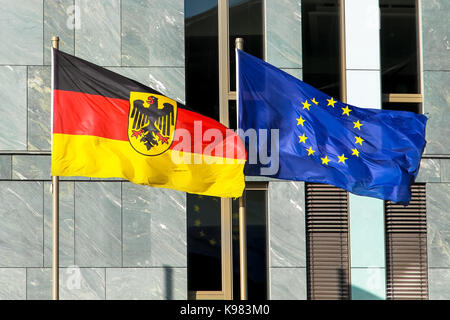 Flaggen von Deutschland (Bundesrepublik Deutschland; in Deutscher Sprache: Bundesrepublik Deutschland) und der Europäischen Union (EU) winken in den Wind. Stockfoto