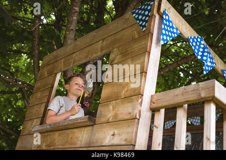 Cute Boy spielen mit Spielzeug Windrad in Spielplatz Stockfoto