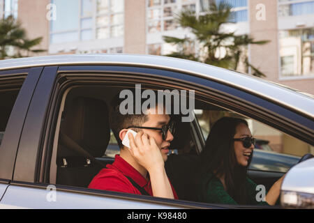 Glückliches Paar im Auto Stockfoto