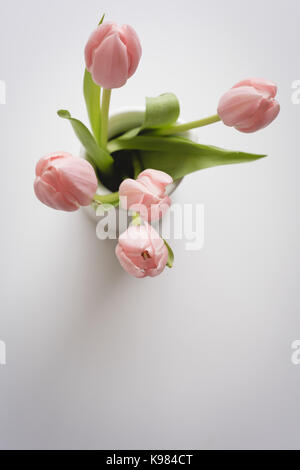 Ansicht von oben der Tulpen in der Vase auf dem Tisch Stockfoto