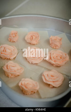 Close-up buttercream Blumen in der Schüssel Stockfoto
