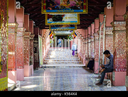 Mandalay, Myanmar - Feb 11, 2017. Die Angestellten an der Lobby des antiken Tempel in Mandalay, Myanmar. Mandalay ist die zweitgrößte Stadt und das letzte Royal c Stockfoto