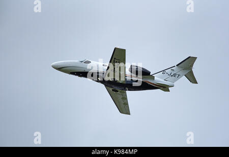 Eine Cessna Mustang auf Charter fährt Inverness Dalcross Flughafen en-Route in die USA. Stockfoto