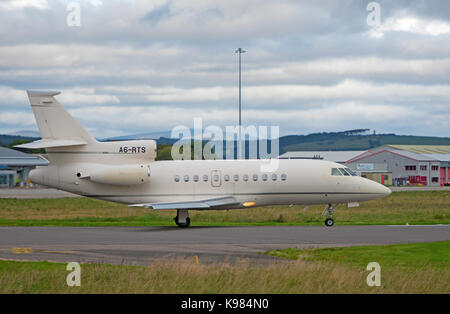 Vorbereitung für Dubai das Falcon DX Leistungen bis auf der Landebahn von Inverness Dalcross Flughafen in den schottischen Highlands. Stockfoto