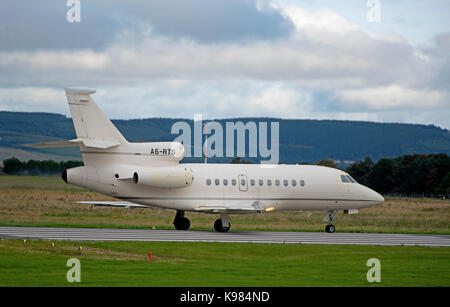 Vorbereitung für Dubai das Falcon DX Leistungen bis auf der Landebahn von Inverness Dalcross Flughafen in den schottischen Highlands. Stockfoto