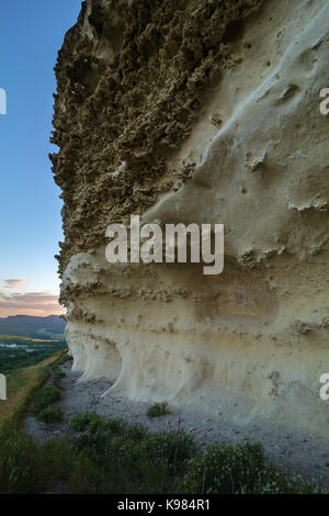 Wände der Höhlenstadt Bakla in Bakhchysarai Raion, Crimea. Stockfoto