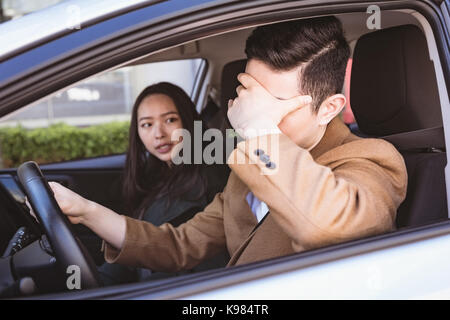 Betonte Paar im Auto Stockfoto