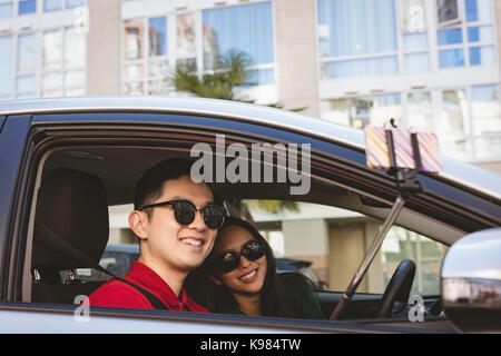 Lächelndes Paar ein selfie im Auto Stockfoto