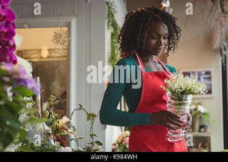 Weibliche florist Holding Topfpflanze an seinem Flower Shop Stockfoto