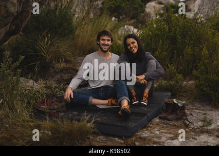 Portrait von glückliches Paar entspannend auf Matratze beim Bergsteigen Stockfoto