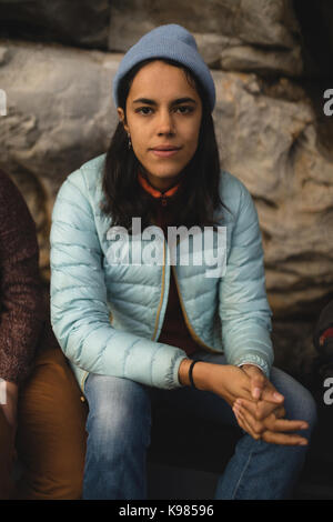 Portrait von selbstbewusste Frau entspannend auf Rock Stockfoto
