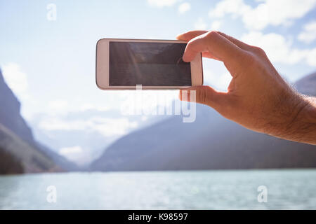 Nahaufnahme der Mann mit Handy Stockfoto