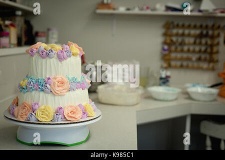 Close-up mit hausgemachten Kuchen mit Blumen buttercream Frosting Stockfoto