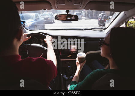 Ansicht der Rückseite des Paar im Auto Stockfoto