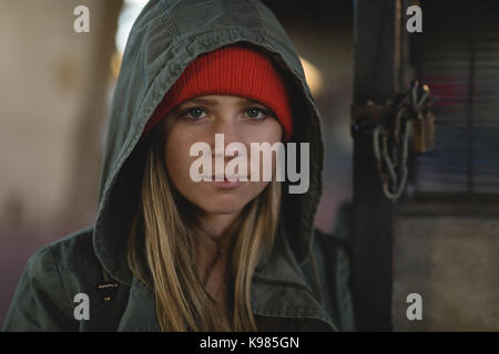 Nahaufnahme Porträt der jungen Frau in Hooded Jacket Stockfoto