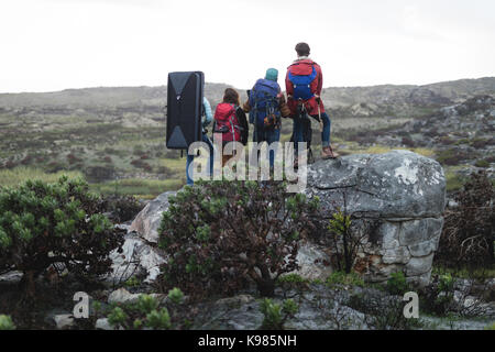 Rückansicht der Freunde stehen oben auf der Klippe Stockfoto