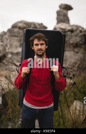 Portrait von zuversichtlich Mann stand mit Matratze Stockfoto
