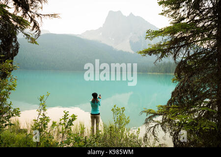 Wanderer, ein Foto mit seinem Handy in der Landschaft Stockfoto