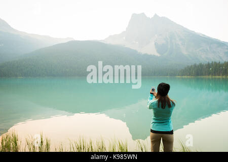 Wanderer, ein Foto mit seinem Handy in der Landschaft Stockfoto