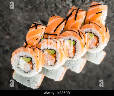 Red Dragon roll over konkreten Hintergrund Stockfoto