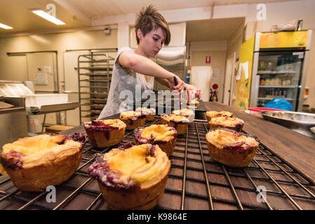 Gebäck in einer Bäckerei in Sydney, die in den frühen Morgenstunden zum Verkauf an diesem Tag Stockfoto