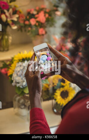 In der Nähe der weiblichen Floristen Foto auf Handy von Flower Bouquet Stockfoto