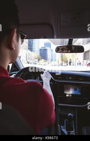 Rückansicht des Menschen ein Auto fahren Stockfoto