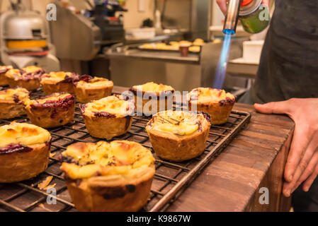 Gebäck in einer Bäckerei in Sydney, die in den frühen Morgenstunden zum Verkauf an diesem Tag Stockfoto