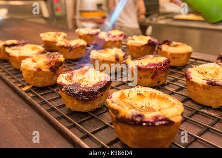 Gebäck in einer Bäckerei in Sydney, die in den frühen Morgenstunden zum Verkauf an diesem Tag Stockfoto