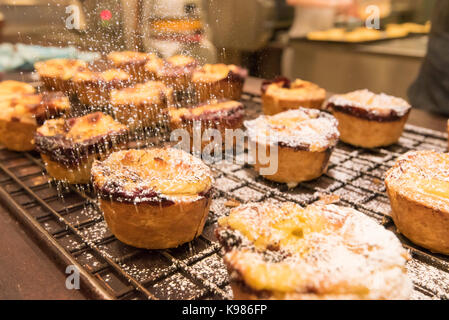 Gebäck in einer Bäckerei in Sydney, die in den frühen Morgenstunden zum Verkauf an diesem Tag Stockfoto