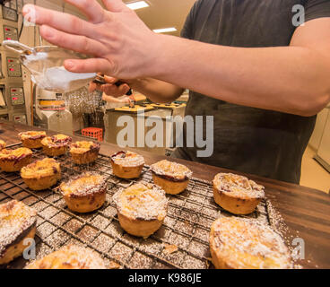 Gebäck in einer Bäckerei in Sydney, die in den frühen Morgenstunden zum Verkauf an diesem Tag Stockfoto